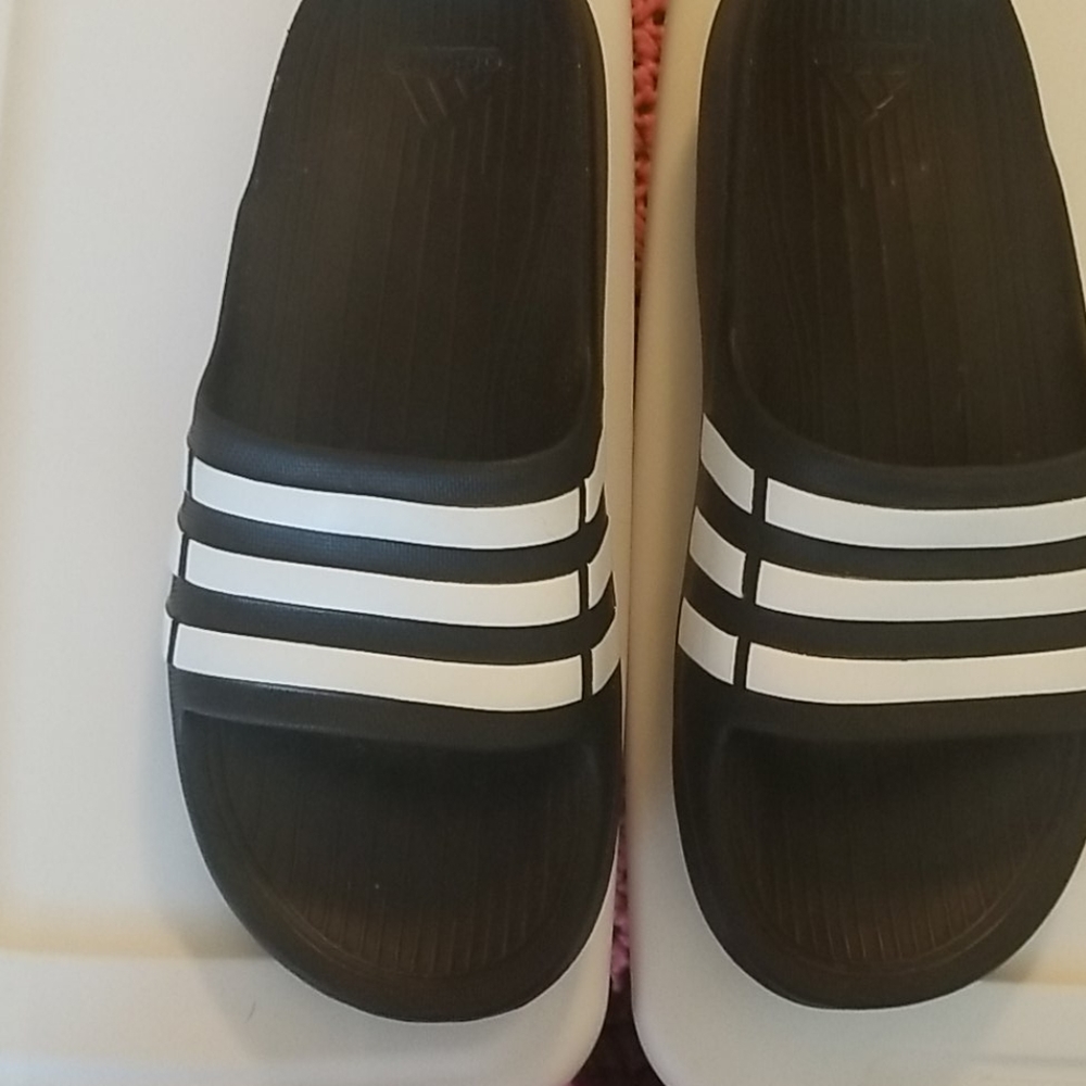 Adidas slip on/slides